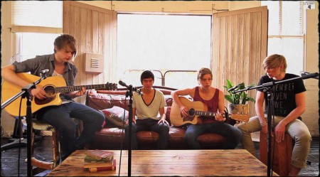 Hey! Para las chicas que les gusta 5SOS, han subido esta nueva foto donde se les ve ensayando para su nuevo Tour!<3