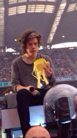 La reacción de Hazza cuando le avientan un brasier! xd