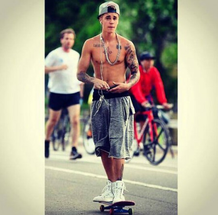 Justin en patineta *0*