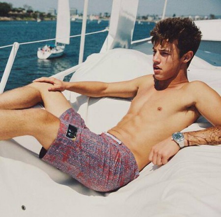 Se que esta foto nos preocupa a muchas! Pero investigare bien si ese tatuaje es permanente o temporal, nosotros avisaremos:3 Pd: Se ve bien guapo Cameron<3
